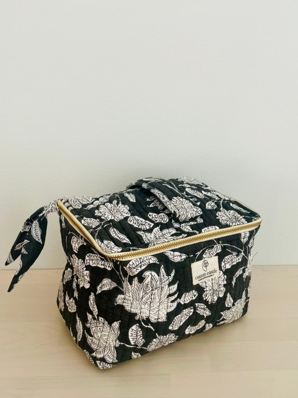 Floral Black – Käsinpainettu meikkilaukku