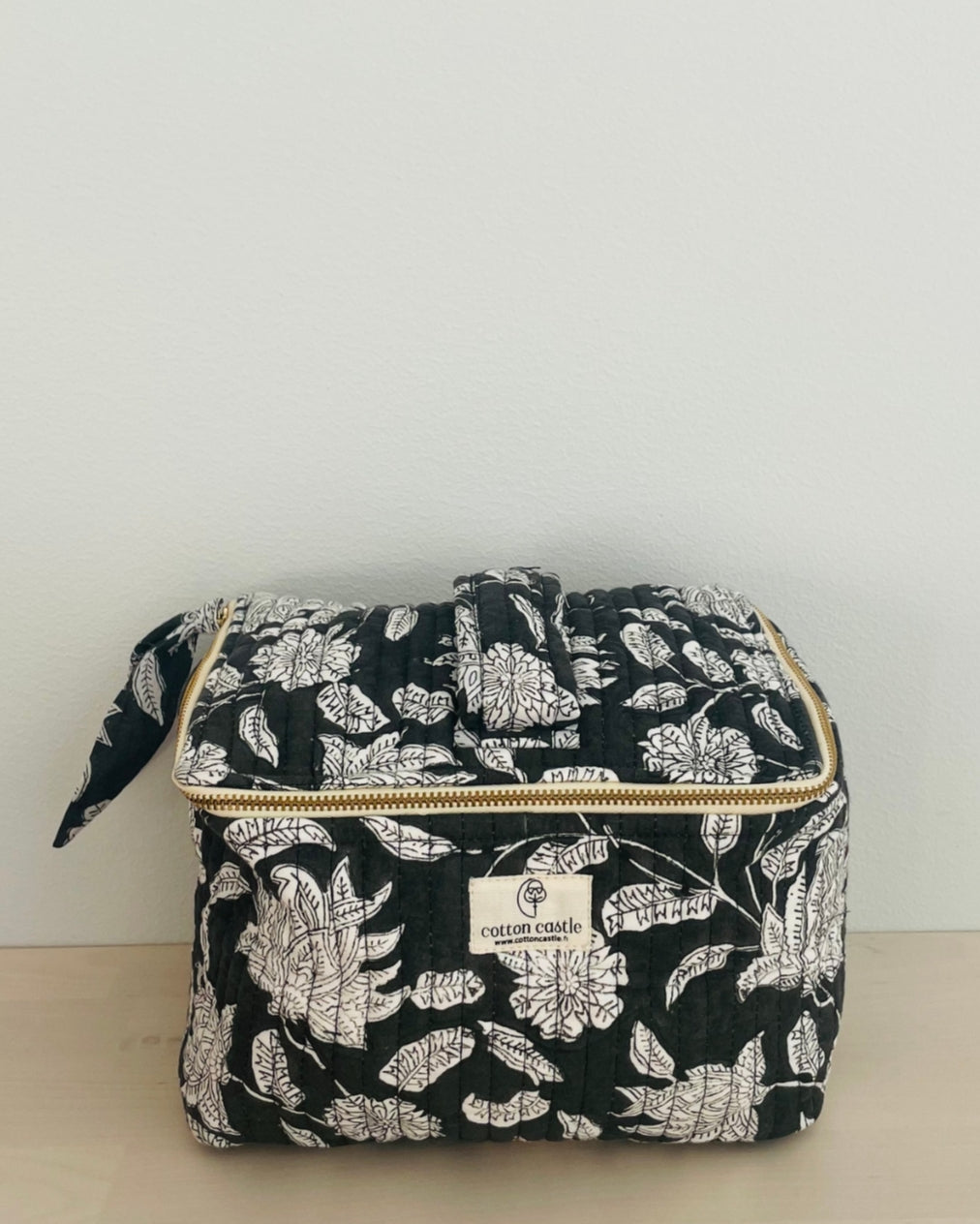 Floral Black – Käsinpainettu meikkilaukku